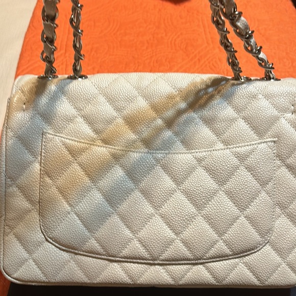 This beautiful Chanel bag is in wonderful condition. - Picture 3 of 7